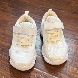 Kids Unisex White Sneakers. Sz10-11